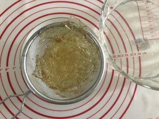 16、胜过冰淇淋蛋糕的「奥利奥冻芝士蛋糕」,捞出泡软的明胶片,滤干水份。