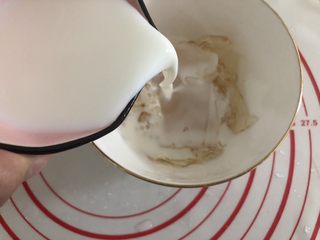 17、胜过冰淇淋蛋糕的「奥利奥冻芝士蛋糕」,将牛奶倒入明胶片中。