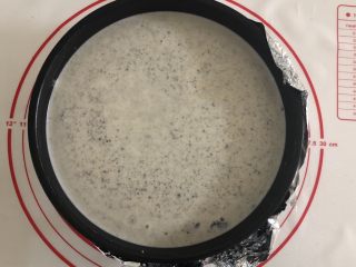 21、胜过冰淇淋蛋糕的「奥利奥冻芝士蛋糕」,倒入模具中。