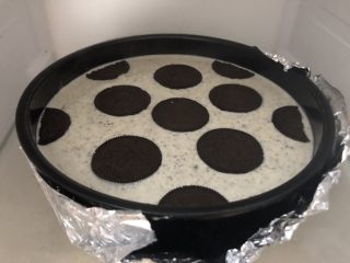 23、胜过冰淇淋蛋糕的「奥利奥冻芝士蛋糕」,放进冰箱冷藏3小时。