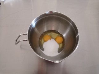 1、圣诞玛德琳,鸡蛋里加入细砂糖搅拌均匀。