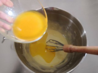 4、圣诞玛德琳,黄油隔热水融，冷却后分两次加入蛋糕糊，每次搅拌均匀后在加入下次。