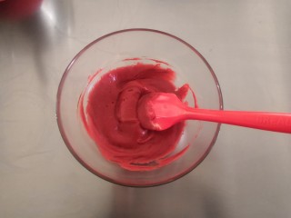 5、圣诞玛德琳,将搅拌好的蛋糕糊平均分成两份，一份加入红丝绒液混合均匀（没有的可以用5克红曲粉代替）