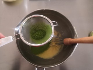6、圣诞玛德琳,另一份筛入抹茶粉混合均匀。