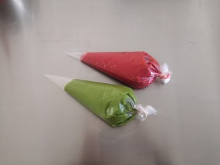 7、圣诞玛德琳,将蛋糕糊装入裱花袋里。