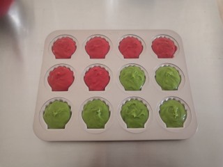 9、圣诞玛德琳,预热烤箱上下火175度，放入烤箱中层，烤18分钟左右。