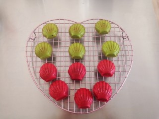 10、圣诞玛德琳,出炉后脱模，放在架子上晾凉。