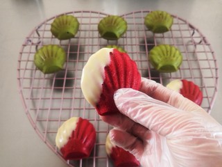 11、圣诞玛德琳,11.完全冷却后蘸上融化好的白巧克力。