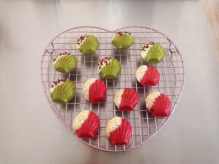 12、圣诞玛德琳,将坚果和蔓越莓干切碎，撒在白巧克力上做装饰。