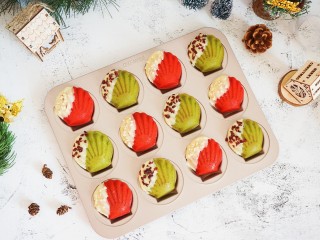 13、圣诞玛德琳,学厨的这款玛德琳模很好用，不用涂油抹粉，一点都不粘，轻松脱模。