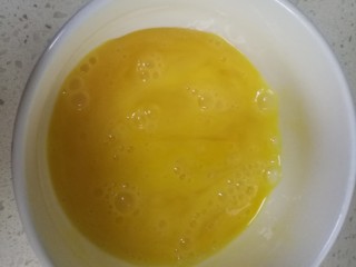 2、油炸奥利奥,一个鸡蛋磕破打散。