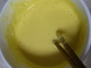 4、油炸奥利奥,调成无颗粒的糊状。