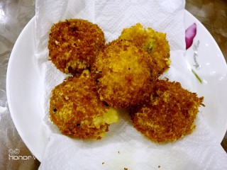 9、油炸奥利奥,放厨房纸吸去多余的油。