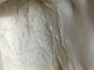 3、豹纹吐司,取出发酵好的面团,闻着有酒味,拉开有丝状即可