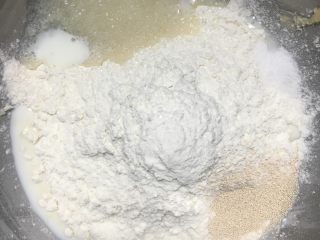 4、豹纹吐司,主面团的材料除了黄油外,都放入厨师机