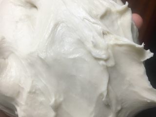 9、豹纹吐司,刚揉好的面团还是有点粘手的