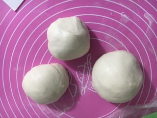 11、豹纹吐司,分成一个比较大的面团245克,和两个145克的小面团