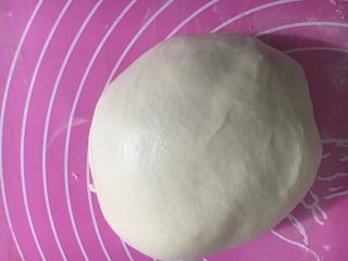 10、豹纹吐司,再揉捏几下,一会立即会很光滑且不粘手的