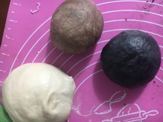 13、豹纹吐司,另一个小面团里加竹炭粉也揉匀,静置20分钟