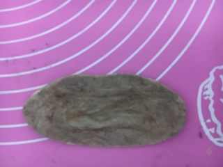 15、豹纹吐司,取过可可面团,擀成椭圆形