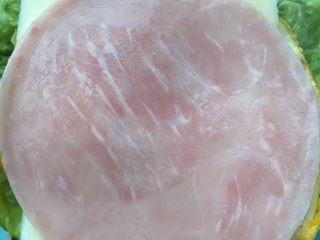 35、豹纹吐司,切一片吐司,依次往上放三片生菜,一个煎蛋,一片芝士和一片火腿,再覆盖一片吐司,做成三明治