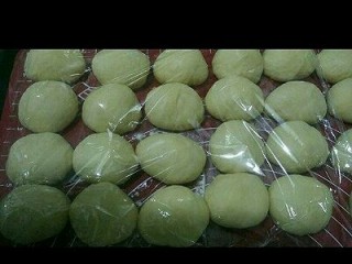 9、芝麻餐包,排气，分剂子25个，揉圆，盖保鲜膜松弛15分钟