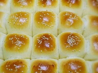 13、芝麻餐包,烤箱180度预热10分钟，中层170度烤制15分钟即可