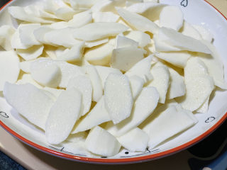 2、草莓山药,将山药切薄片，摆放碗里；