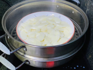 3、草莓山药,放入蒸锅，盖上锅盖，大火蒸20分钟，具体蒸的时间视山药切的厚度大小而定，越薄蒸越快；