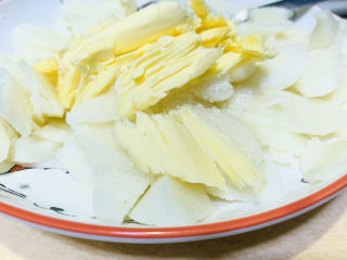 8、草莓山药,趁热加入黄油；