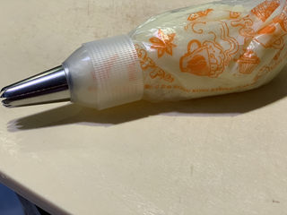 13、草莓山药,裱花袋装上裱嘴，将山药泥装入裱花袋，如果没有裱花袋直接用保鲜袋做造型；