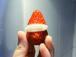 16、草莓山药,将切半的蛋糕中间放点山药，成圣诞老人样，用黑芝麻做眼睛鼻子，如果没芝麻，直接这样也挺漂亮的；