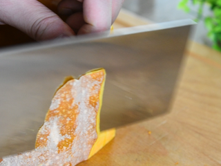 2、南瓜饼超详细的步骤来袭,在家轻松搞定!,切去南瓜皮