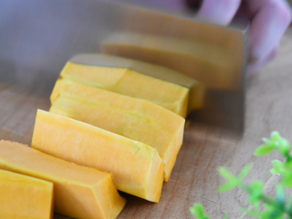 3、南瓜饼超详细的步骤来袭,在家轻松搞定!,南瓜切成小段备用