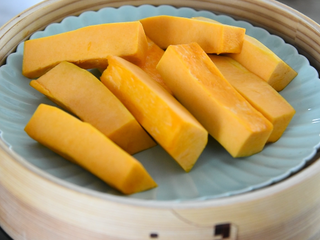 4、南瓜饼超详细的步骤来袭,在家轻松搞定!,蒸锅水沸腾后,将南瓜移入蒸锅,蒸10分钟