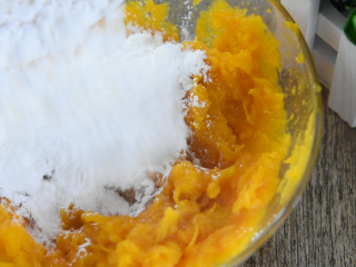 6、南瓜饼超详细的步骤来袭,在家轻松搞定!,倒入20g糖、150g糯米粉