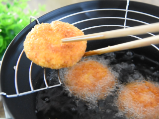 11、南瓜饼超详细的步骤来袭,在家轻松搞定!,放入南瓜饼,中火炸至两面金黄,捞出沥干