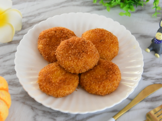 12、南瓜饼超详细的步骤来袭,在家轻松搞定!,外脆里糯的南瓜饼就完成啦~!