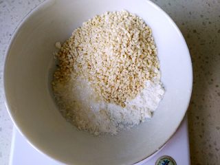 8、 韩国烤馒头,将脆底原料混合