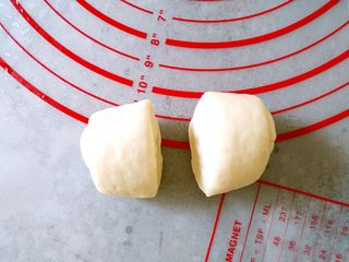 14、 韩国烤馒头,将每个剂子对半切开，一半大的那个剂子不用切