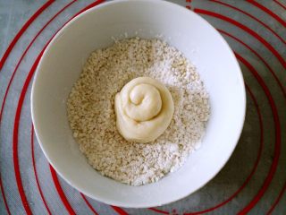 15、 韩国烤馒头,每个面包底部先沾水，再粘脆皮材料