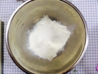 1、花样曲奇,高筋面粉称重入盆（先不过筛）高筋面粉放进曲奇中，它的作用是有很强的吸水性，保证曲奇的形状不变，口感更酥松