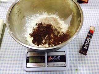 2、花样曲奇,加入低筋面粉、奶粉、玉米淀粉，可可粉与咖啡粉加入混合搅拌均匀比例是：10:6