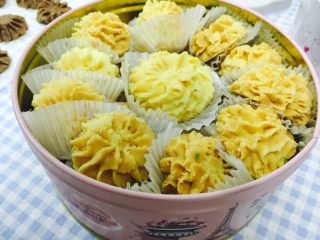 22、花样曲奇,存储曲奇最好的方法就是放入食品专用铁盒密封冷藏，存储可以保存一个多月