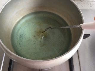 3、海洋之心戚风奶油蛋糕,加入泡软的吉利丁片，搅拌均匀