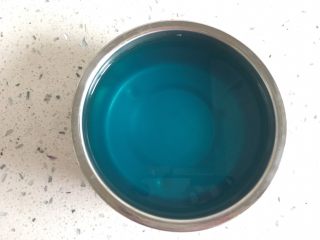 4、海洋之心戚风奶油蛋糕,倒入容器，放入冰箱冷藏，直至凝固。