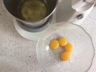 5、海洋之心戚风奶油蛋糕,蛋清分离