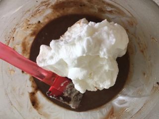 8、海洋之心戚风奶油蛋糕,分三次加入打发好的蛋清