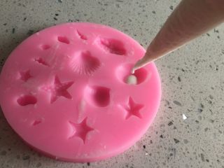 12、海洋之心戚风奶油蛋糕,将白巧克力隔水融化，挤入模具中