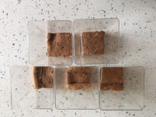 16、海洋之心戚风奶油蛋糕,放入杯子中，挤上奶油，再放入一层，挤上奶油，这时候将冻好的蓝色果冻（步骤4）取出，切碎用它来做大海。饼干碎（步骤12）做沙滩，再在中间相接处撒上椰蓉，做出海浪的感觉。最后摆上巧克力贝壳。